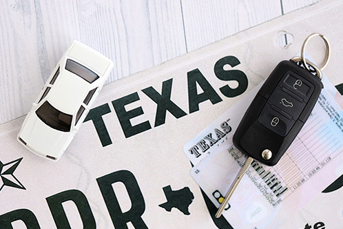 Image illustrating steps to obtain a Texas driver's license, featuring Texas Adult Drivers Ed information in Spanish.